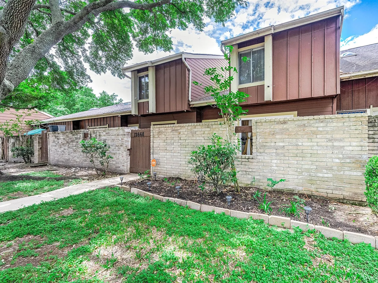 3 bed, 2.5 bath, 1382 sqft, $1,800 — Photo 2