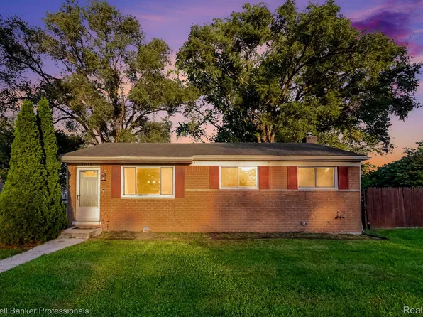 35470 Blairmoor Dr, Clinton Township, MI 48035