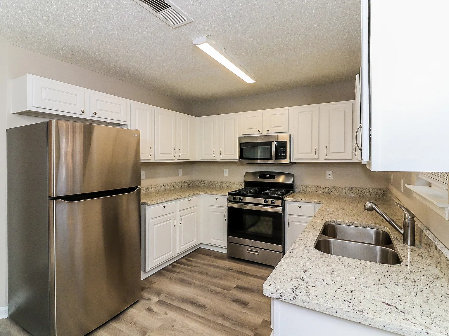3 bed, 2.5 bath, 2162 sqft, $2,065 — Photo 3