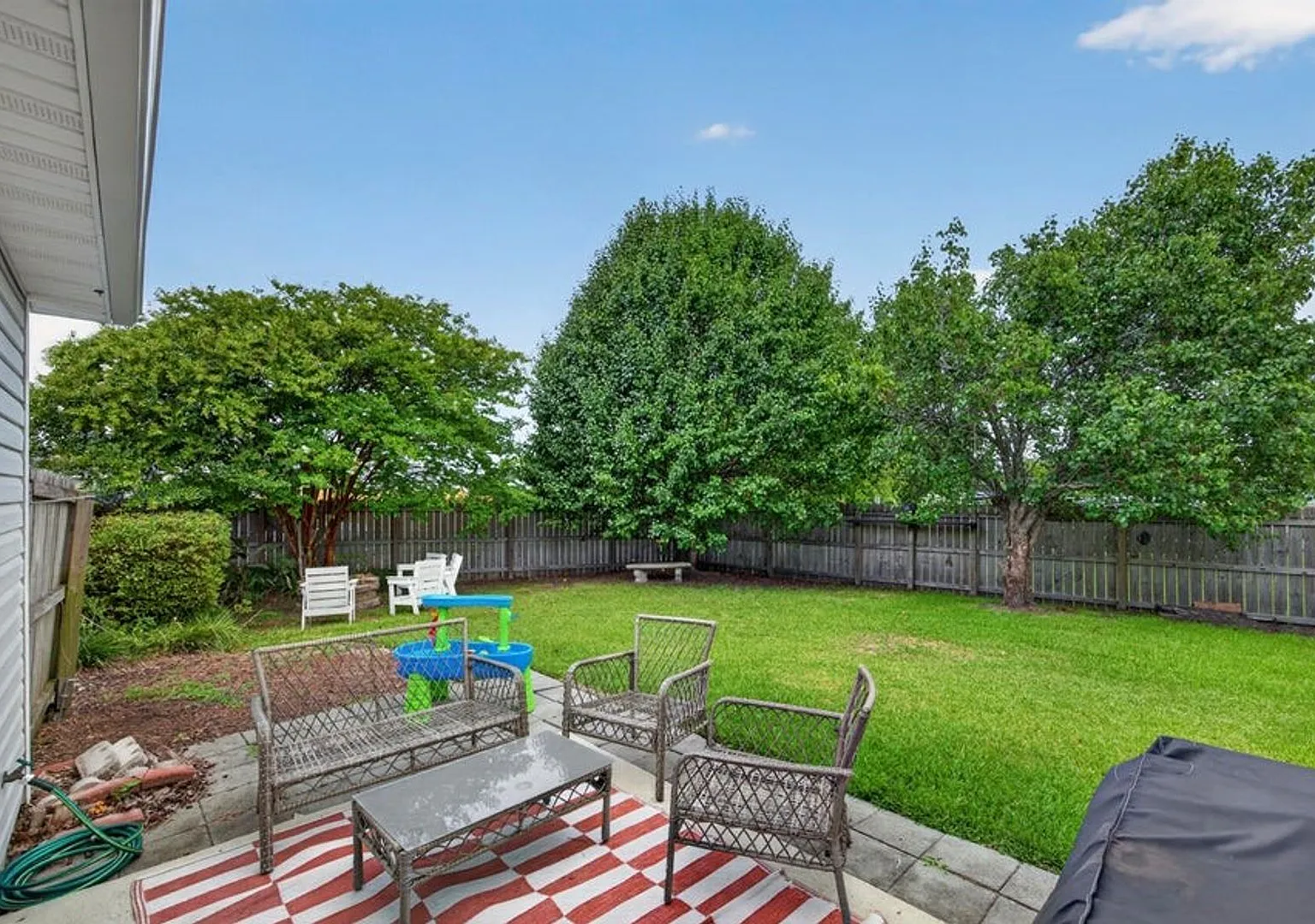 Single story 3 bedroom, 2 bathroom home with fenced backyard! — Photo 4