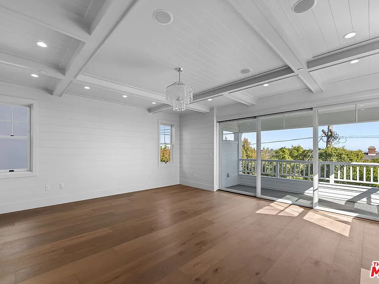 566 Ida St — Photo 18