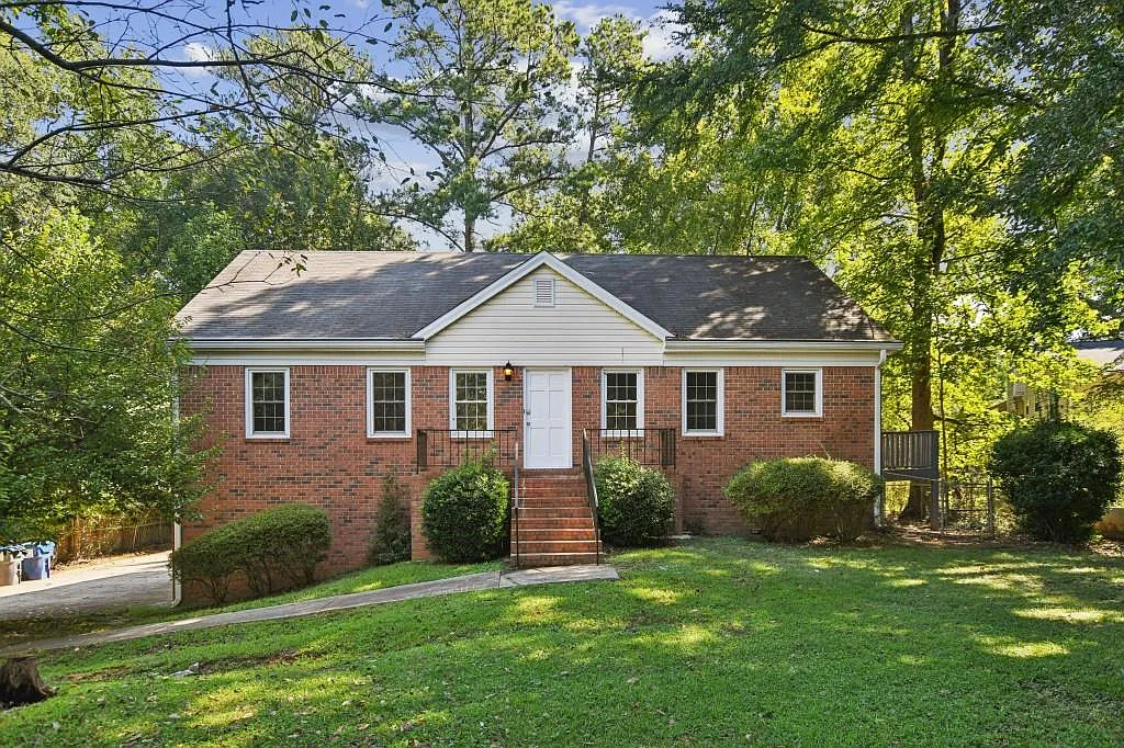 4 bed, 2.0 bath, 2304 sqft, $2,600 — Photo 1