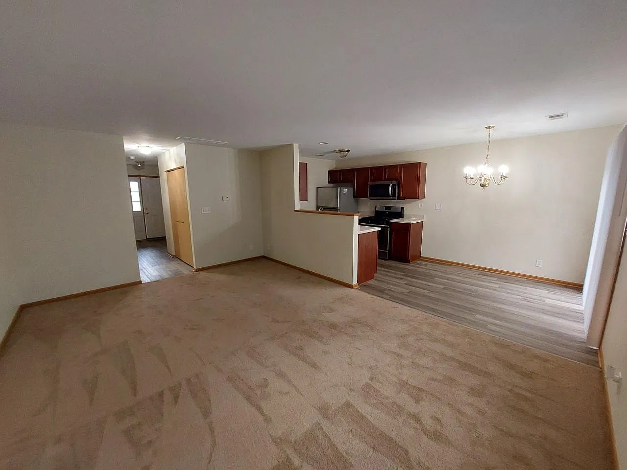 3 bed, 1.5 bath, 1336 sqft, $1,700 — Photo 3
