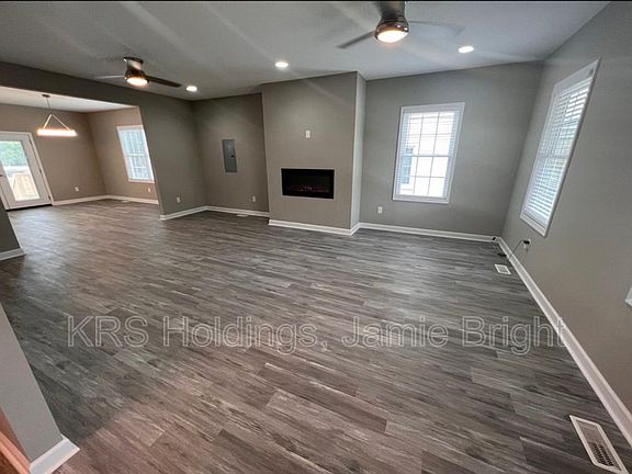 4th image of 1157 W Washington St