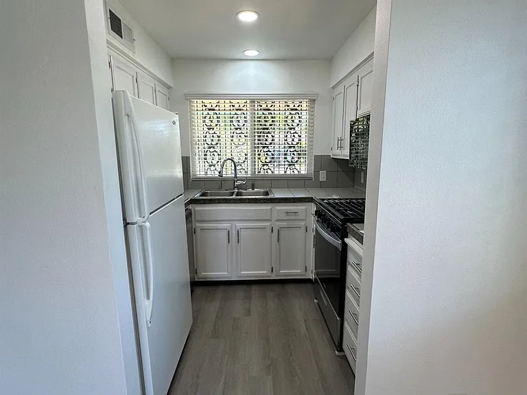 1415 E Rialto Ave #104 — Photo 5
