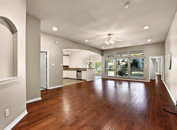 3rd image of 2812 Saratoga Dr