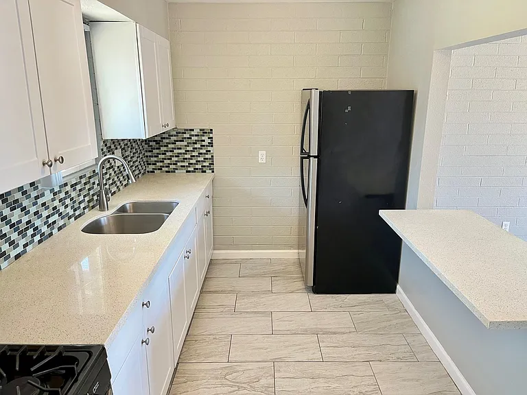 710 W 5th St #A — Photo 12