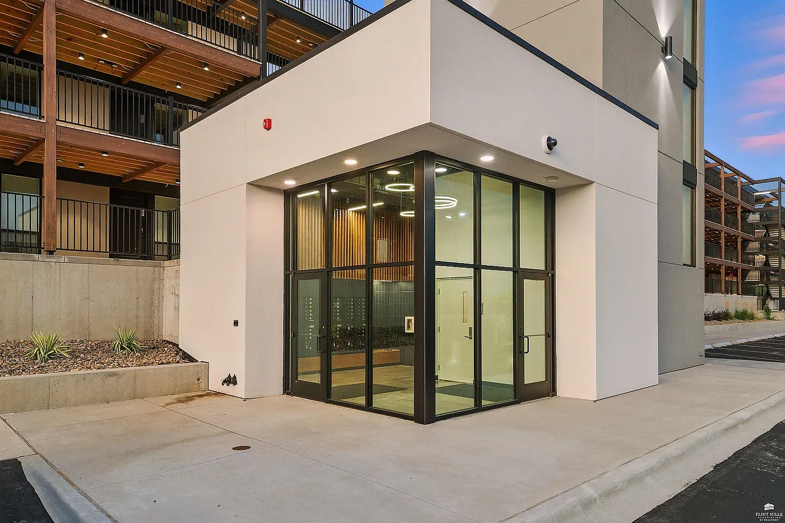 2 bed, 915 sqft, $2,000 — Photo 2