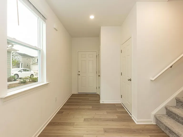 518 Eastwood St — Photo 9