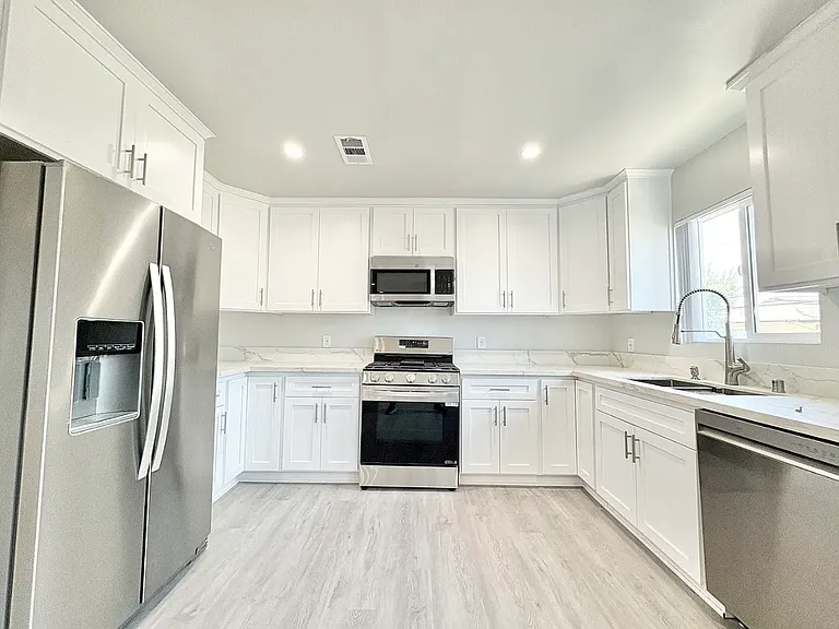 8635 Cashio St #5B — Photo 11