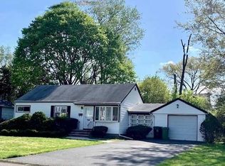 452 Oregon St, Paramus, NJ 07652