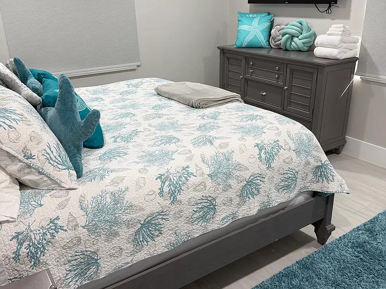 Downstairs Bedroom (King Bed)