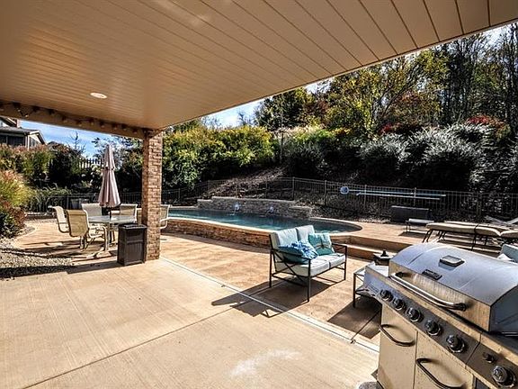 3rd image of 816 Rembrandt Cir