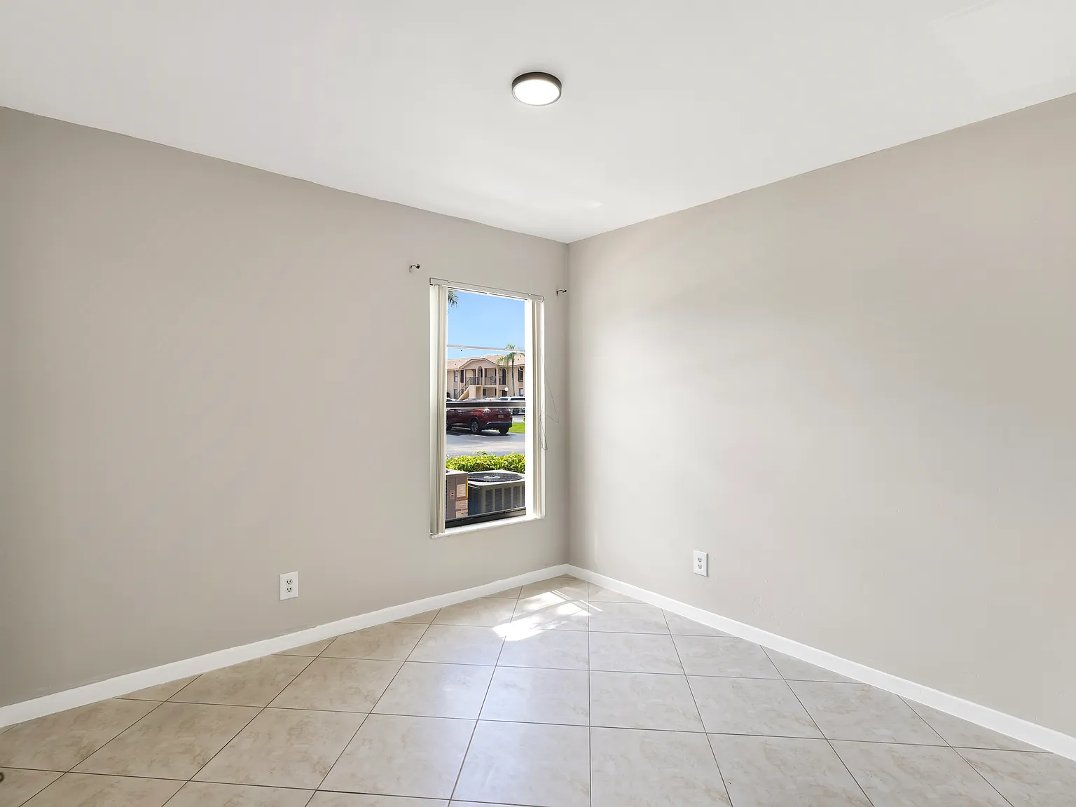 2 bed, 912 sqft, $2,300 — Photo 2