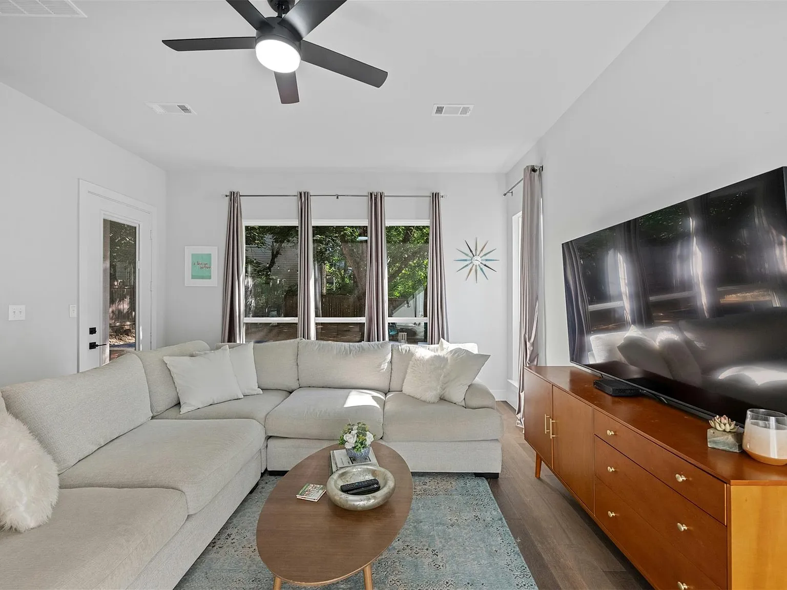 4 bed, 2.5 bath, 1876 sqft, $7,500 — Photo 4