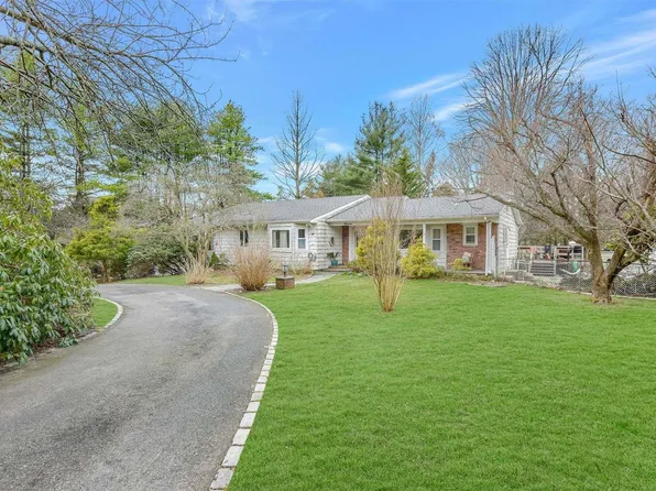 11 Vanderbilt Parkway, Dix Hills, NY 11746