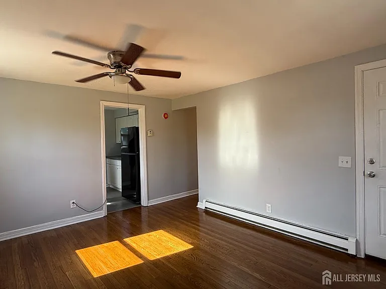 824 2nd St — Photo 3