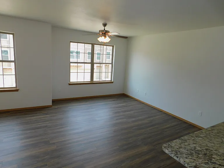 265 S Rolling Woods Way — Photo 4