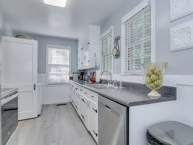 2631 Oakland Ave — Photo 18