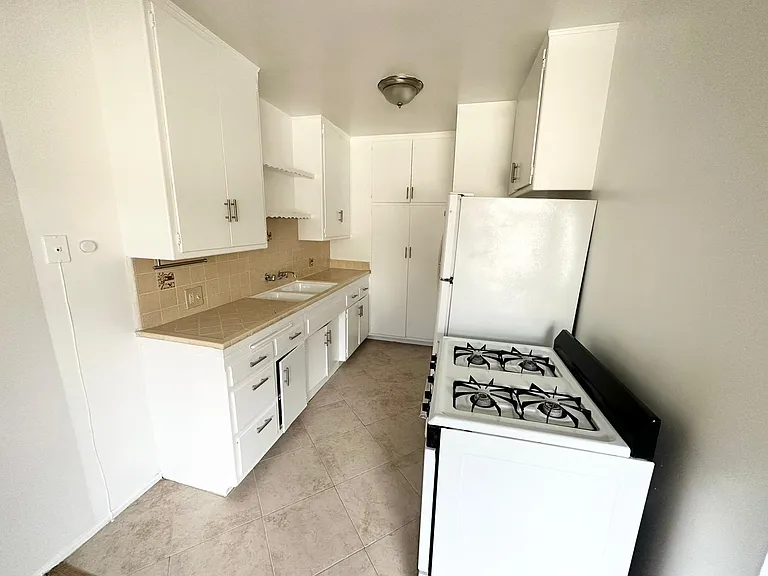 1038 N Sierra Bonita Ave #6 — Photo 3