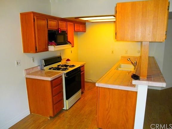 2nd image of 15946 Vanowen St Unit 203