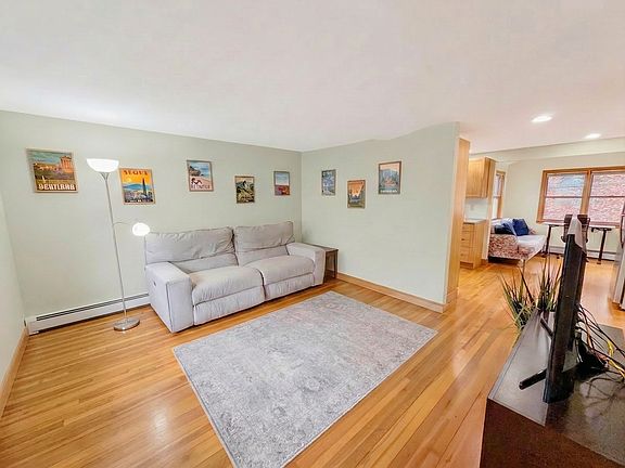 4th image of 136 Oak St