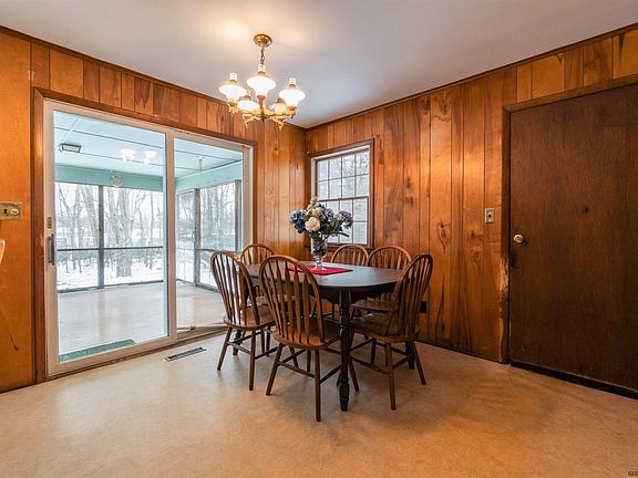 3rd image of 14 Oakhill Dr