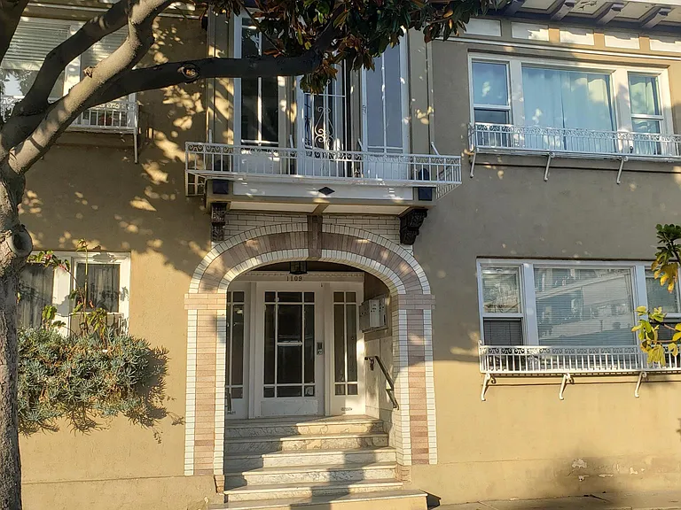 1109 E 1st St #15 — Photo 9