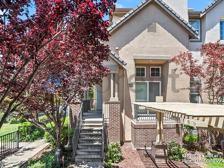 1076 Sapphire Ter — Photo 3