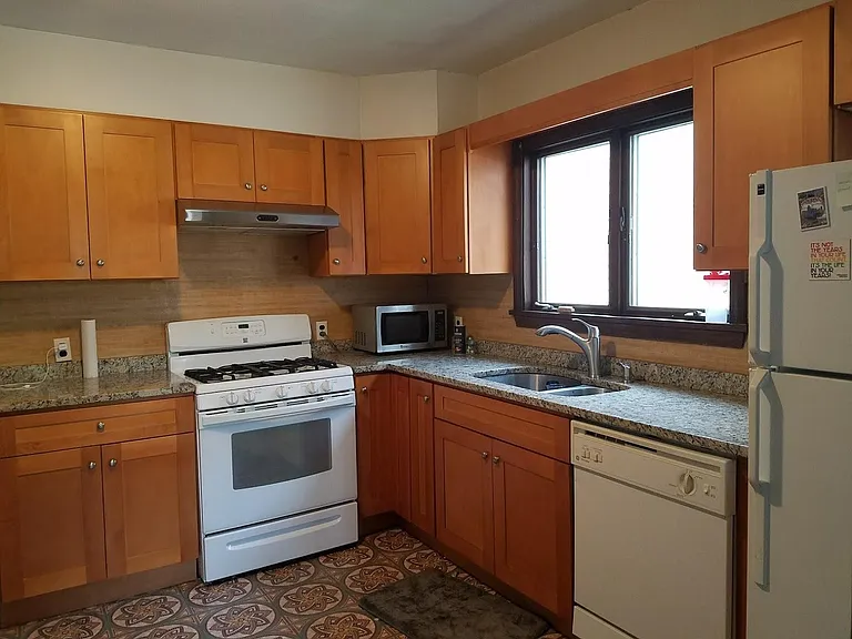 20 Maple St — Photo 1
