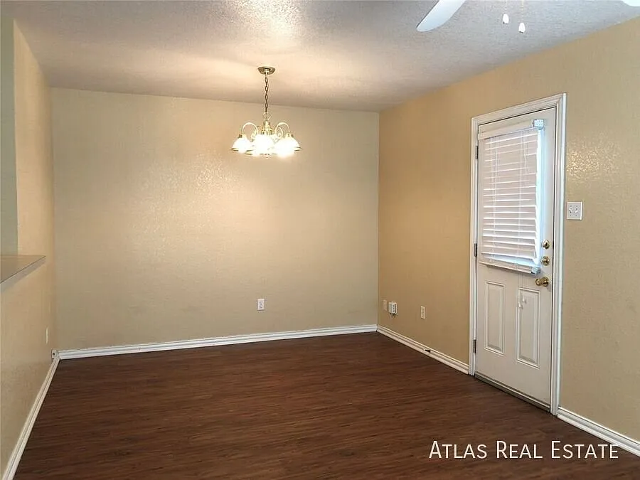 Charming 4-bedroom home in the heart of Fort Worth! Available to tour! 1 month free rent!! — Photo 3