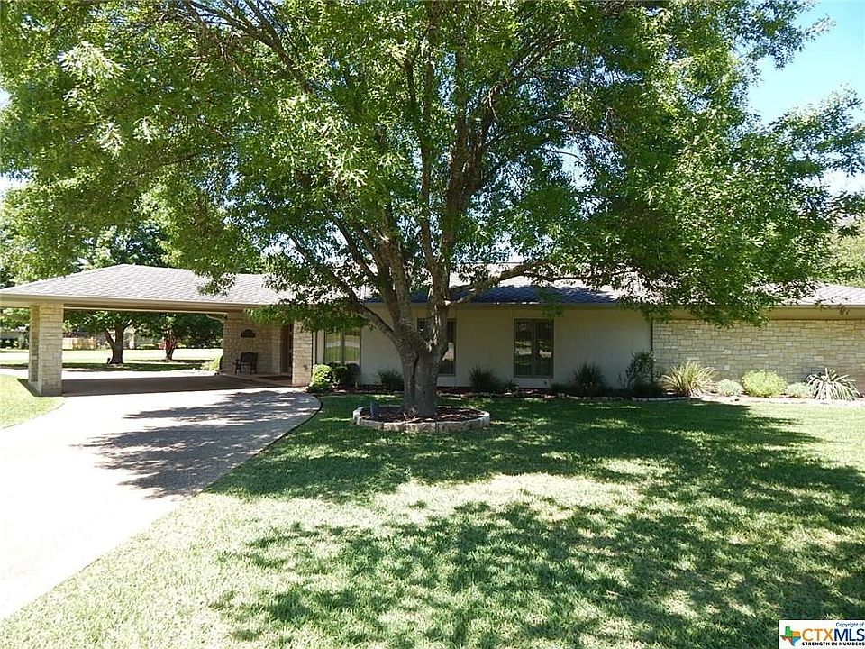 BEAUTIFUL TREED CORNER LOT WITH A STUNNING HOME, CIRCULAR DRIVE WITH PORTE-COCHERE