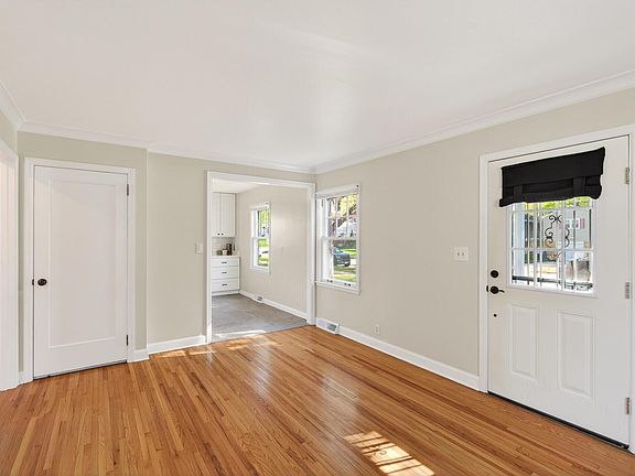 5th image of 3342 Pierce St NE