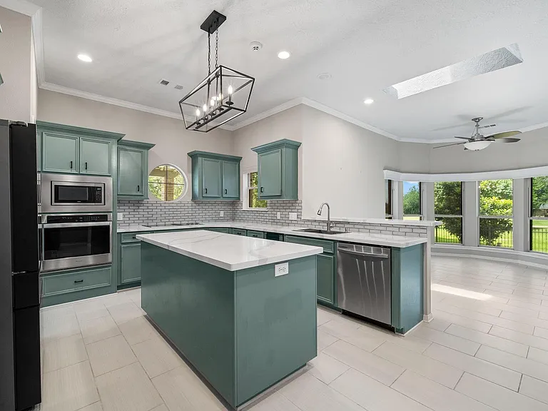118 Hillsborough Dr W — Photo 10