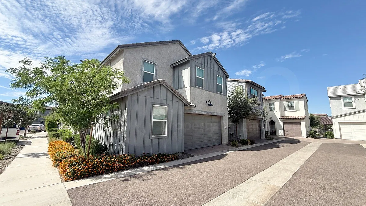 4 bed, 3.0 bath, 1947 sqft, $2,500 — Photo 3
