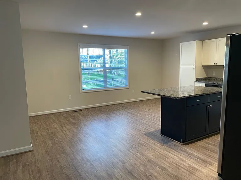 395 Shorewood Dr — Photo 4