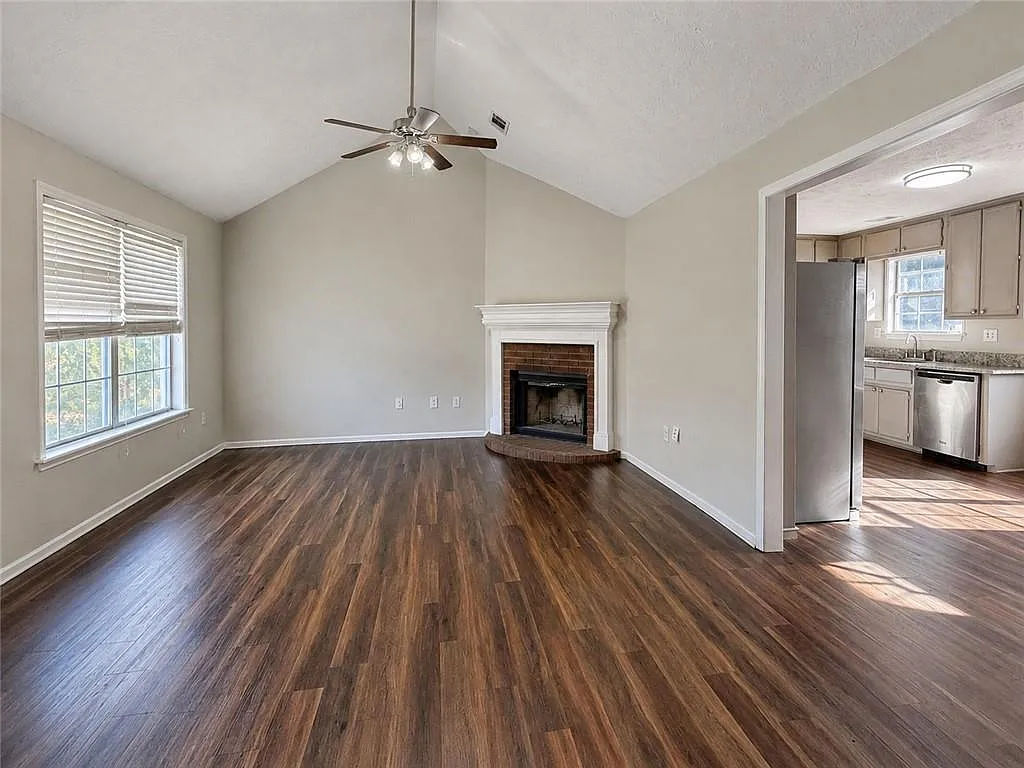 5 bed, 3.0 bath, 3048 sqft, $2,700 — Photo 2