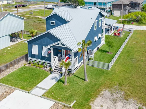 1410 S Magnolia St, Rockport, TX 78382