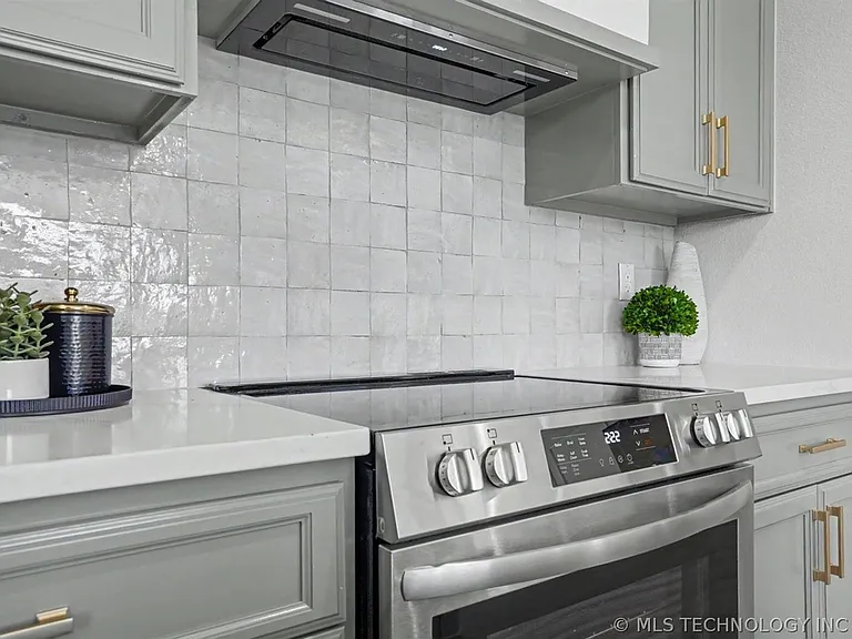 1379 E 13th St — Photo 15