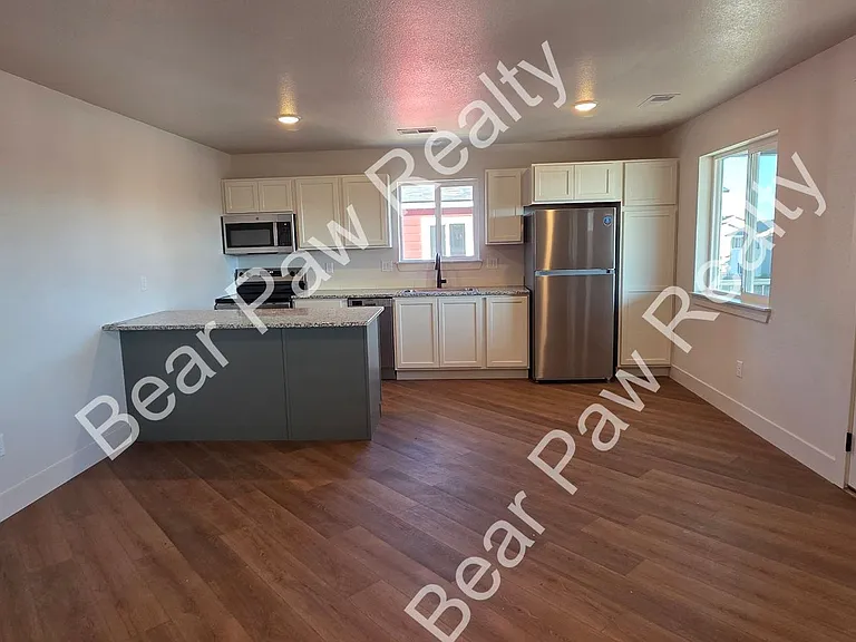 1026 Center Dr — Photo 3