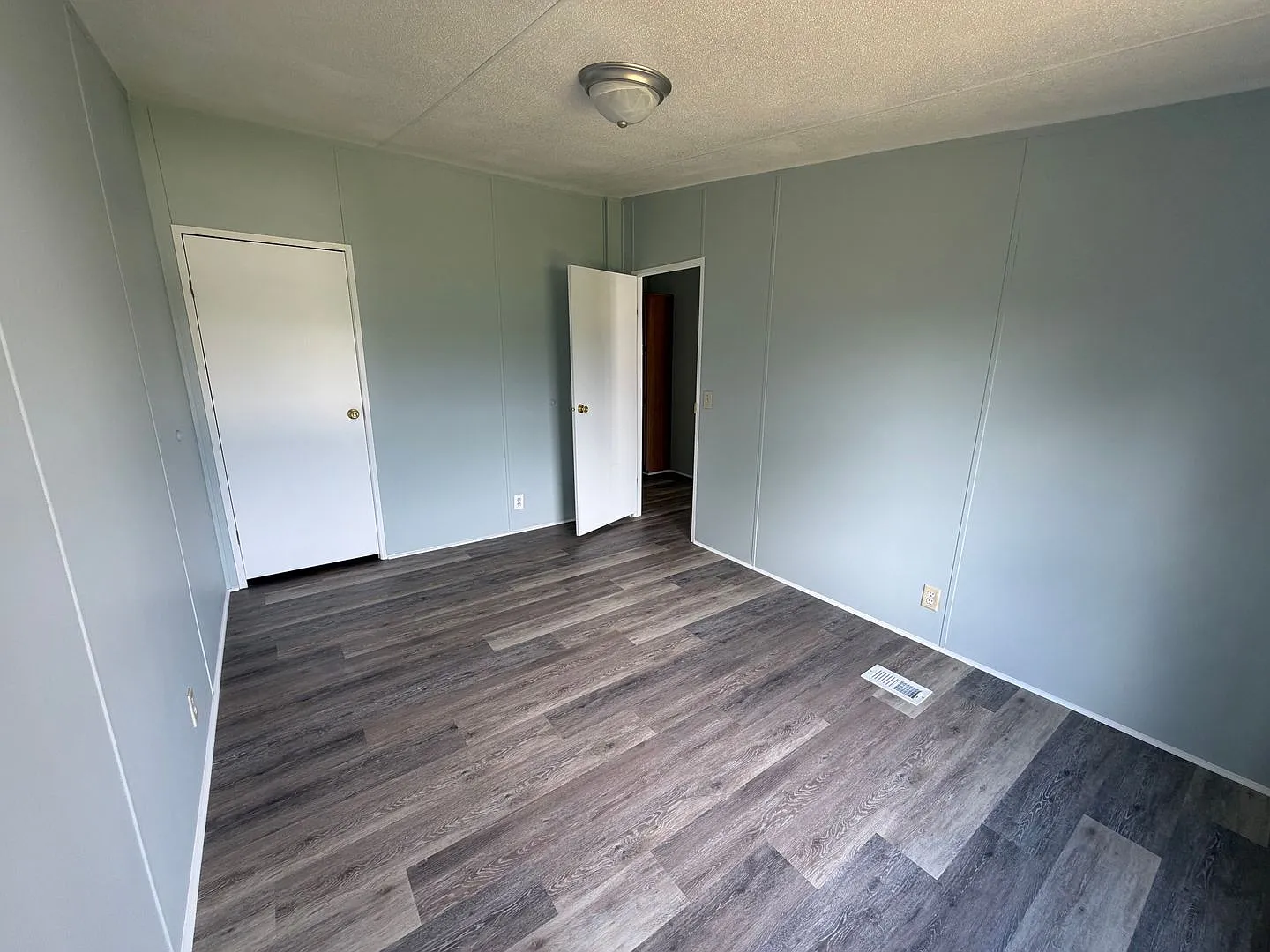 Spacious 3 Bedroom Home with Large Front Porch — Photo 4