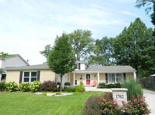 1702 S Surrey Ridge Dr, Arlington Heights, IL 60005