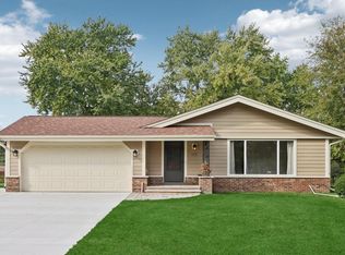 901 Anton Rd, Hartland, WI 53029