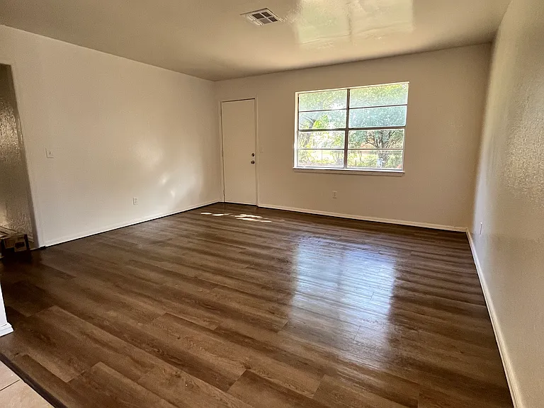 8818 NE 13th St — Photo 14