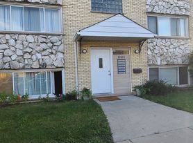 10483 Doris Ct, Rosemont, IL