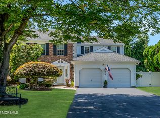 26 Lincolnshire Dr, Manalapan, NJ