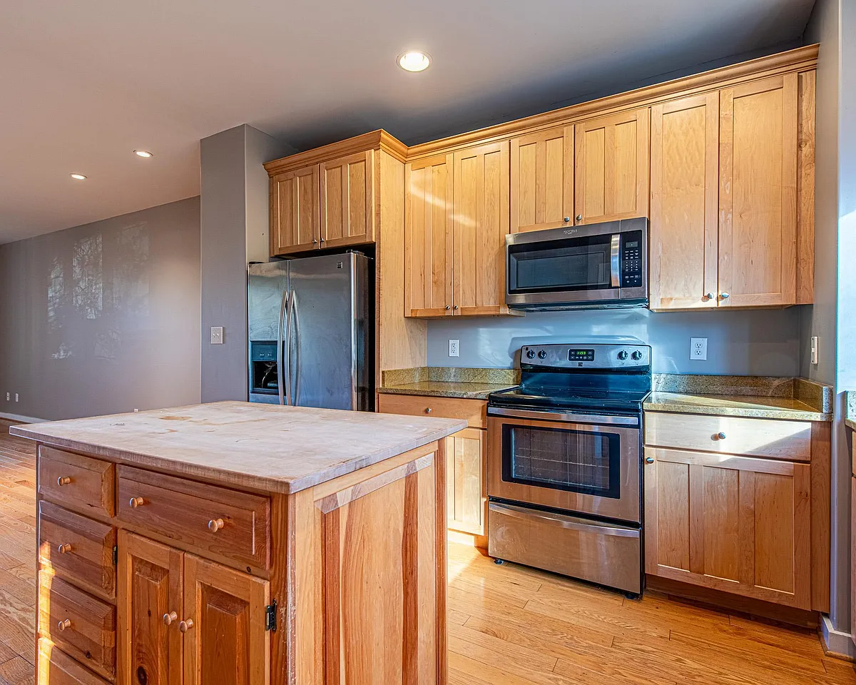 Kitchen photo 2 - 1013 Linden Ave #R
