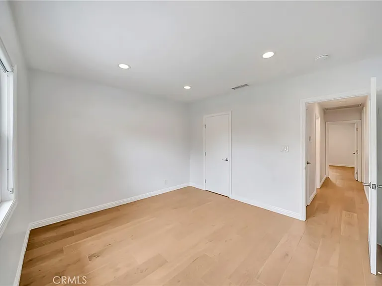 4833 Longridge Ave — Photo 24