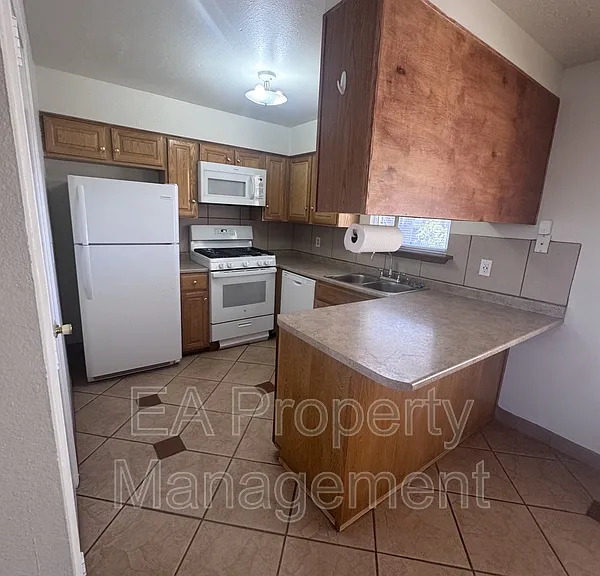 1702 Halo Cir SE — Photo 8