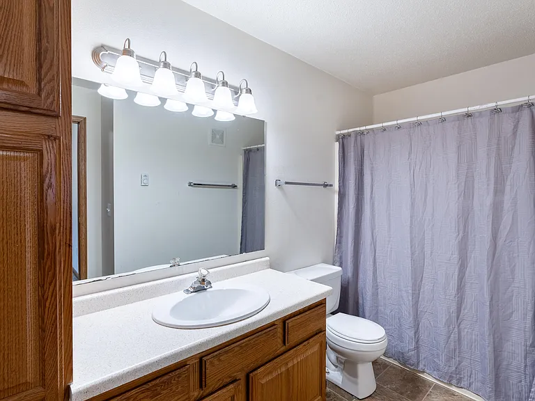 Fargo, ND Oxford Apartments | 21B | Bedroom